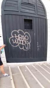 Venezia, vandali in azione: graffiti sul Ponte di Rialto