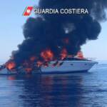 Livorno, brucia imbarcazione con 9 persone: salvi grazie a una zattera