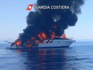 Livorno, brucia imbarcazione con 9 persone: salvi grazie a una zattera