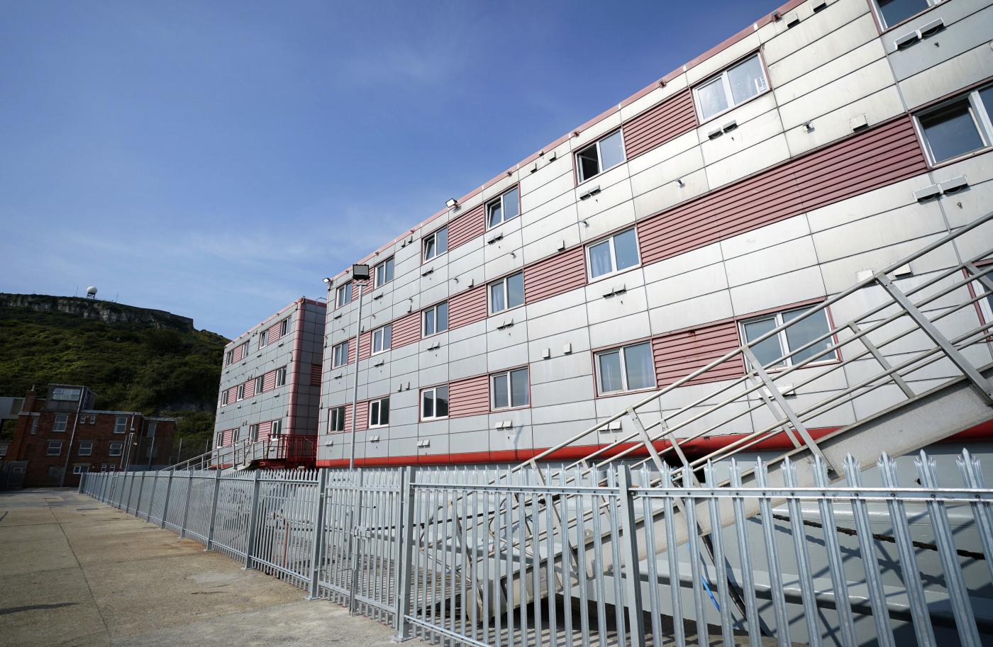 Regno Unito, chiatta per migranti sgomberata per allarme legionella