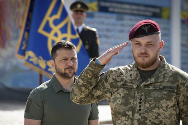 Zelensky celebra la Giornata della statualità in piazza Mykhailivska a Kiev