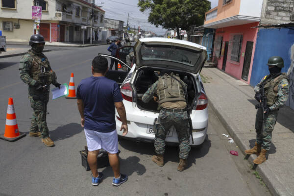 Ecuador, spari contro auto di candidata al Parlamento