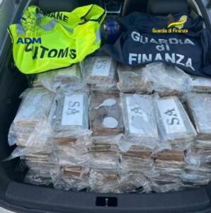 Livorno, sequestrati 50 kg cocaina nascosti in container
