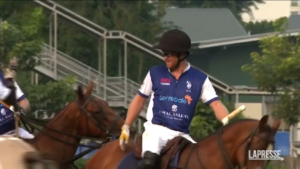 Principe Harry, partita di polo benefica a Singapore