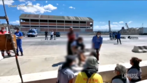 Migranti, Open Arms arriva a Porto Empedocle: 59 sbarcati