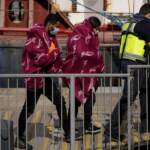 Migranti, barca si ribalta nella Manica: 6 morti