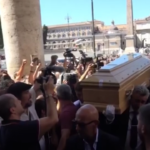 Funerali Michela Murgia, lungo applauso all’arrivo del feretro