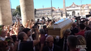 Funerali Michela Murgia, lungo applauso all’arrivo del feretro