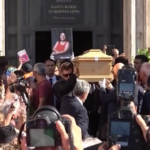 Michela Murgia, la bara esce dalla chiesa e la folla canta ‘Bella Ciao’