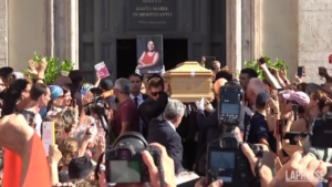 Michela Murgia, la bara esce dalla chiesa e la folla canta ‘Bella Ciao’