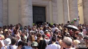 Funerali Michela Murgia, le voci dalla piazza: “Era una partigiana dei diritti”