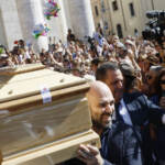 Michela Murgia, folla ai funerali alla Chiesa degli Artisti