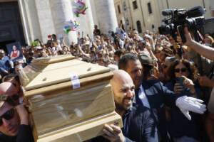 Michela Murgia, folla ai funerali alla Chiesa degli Artisti