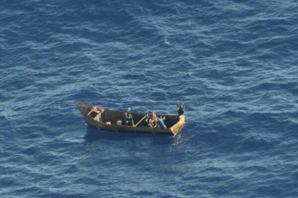 Migranti in viaggio su un barcone verso l'Italia soccorsi da una nave, 4 persone in salvo, 41 morte