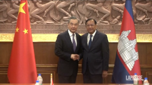 Cambogia, la visita del ministro degli esteri cinese