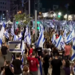 Israele, 100mila persone protestano contro Netanyahu: invase le strade di Tel Aviv