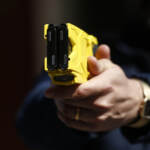 Chieti, nudo in strada i carabinieri usano il taser: morto