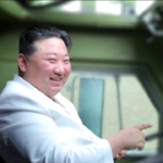 Corea del Nord, Kim Jong-un visita fabbriche di armi: “Aumentare la produzione”