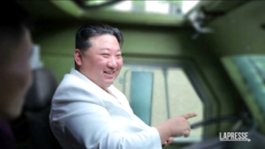 Corea del Nord, Kim Jong-un visita fabbriche di armi: “Aumentare la produzione”