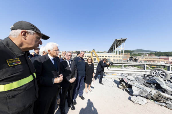 Il Presidente Sergio Mattarella visita il luogo dove è avvenuto il crollo del ponte Morandi