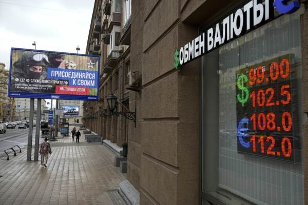 Russia, crolla il rublo: toccato il nuovo minimo sul dollaro