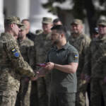Ucraina, Zelensky visita le truppe nella regione di Donetsk