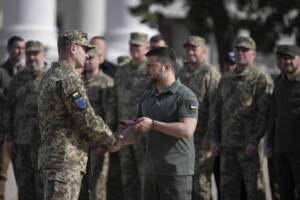 Ucraina, Zelensky visita le truppe nella regione di Donetsk