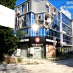Ucraina, bombe russe su Kherson: case, strade e negozi distrutti