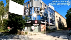 Ucraina, bombe russe su Kherson: case, strade e negozi distrutti