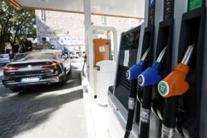 Esposti nei benzinai i prezzi medi regionali dei carburanti a Roma