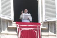 Papa Francesco recita la preghiera di mezzogiorno dell'Angelus