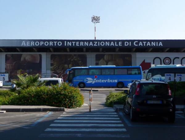 Catania, riaperto aeroporto dopo chiusura per l’eruzione dell’Etna