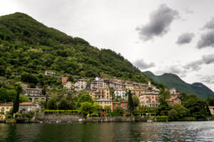 Lecco, undicenne si tuffa nel lago e non riemerge: ricerche in corso