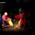 Salerno, speleologa bloccata in una grotta a 130 metri di profondità: il video dei soccorsi