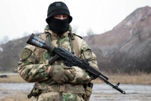 Soldati russi durante un’esrcitazione nella Repubblica Popolare de Donetsk
