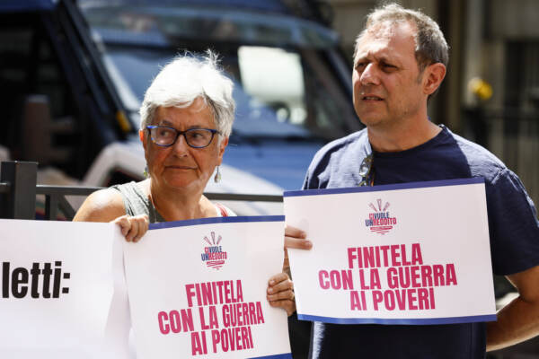 Manifestazione di protesta contro la sospensione del reddito di cittadinanza