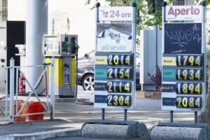 Carburanti, volano i prezzi: benzinai e consumatori chiedono taglio accise