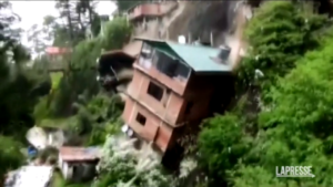 India, frane nell’Himachal Pradesh: il crollo di una casa