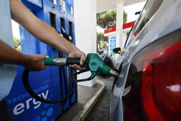 Carburanti, prezzo benzina sfonda muro 2 euro al litro