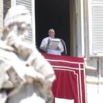 Vaticano, Papa: “Deporre armi e provvedere a bisogni umanitari”