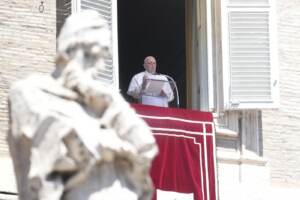 Vaticano, Papa: “Deporre armi e provvedere a bisogni umanitari”