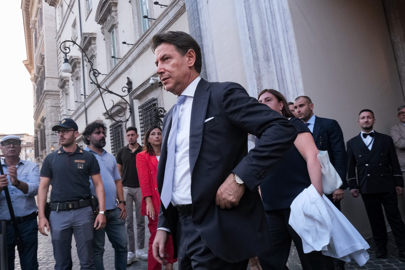 Benzina, Conte a Meloni: “Cittadini stremati, intendi fare qualcosa?”