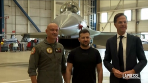 Ucraina, Zelensky a Eindhoven visiona gli F-16 olandesi
