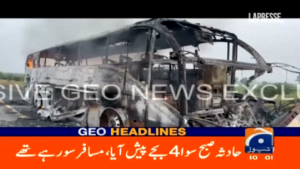 Pakistan, autobus si scontra con furgone e va in fiamme: 18 morti
