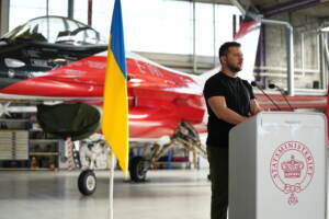 Ucraina, Danimarca e Olanda invieranno F-16 a Kiev entro fine anno
