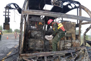 Pakistan, autobus in fiamme su strada verso Islamabad: 18 morti