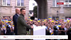 Danimarca, in migliaia per Zelensky davanti al Parlamento