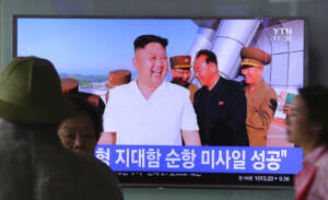 Nord Corea, Kim Jong-Un assiste a test missilistico