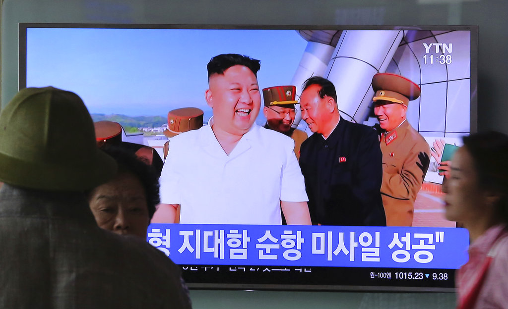 Nord Corea, Kim Jong-Un assiste a test missilistico Nord Corea, Kim Jong-Un assiste a test missilistico