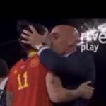 Caso Rubiales, presidente Federcalcio bacia calciatrice: le scuse dopo le polemiche